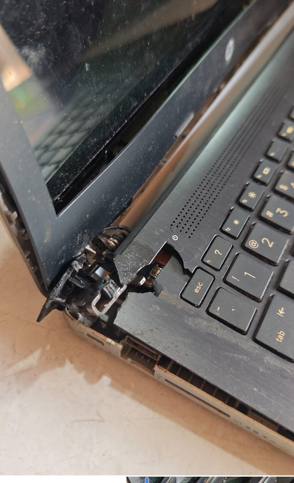 Casing Notebook Rusak Sebelum Perbaikan - Retak di sudut dan engsel patah